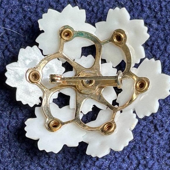 Vintage Brooch with White Plastic Flowers with Rhinestone centers - Picture 2 of 6